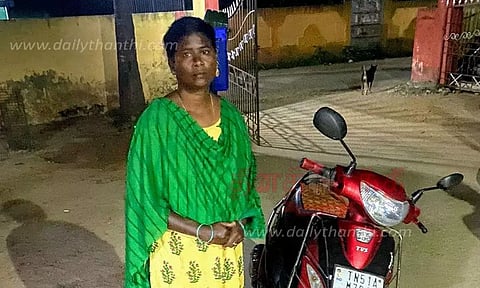 சாராயம் கடத்திய பெண்ணும் ஸ்கூட்டருடன் பிடிபட்டார்