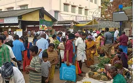 பொருட்கள் வாங்க கரூர் கடைவீதியில் பொதுமக்கள் கூட்டம் அலைமோதல்