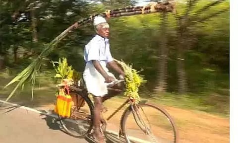 தலையில் கரும்புடன் 17 கி.மீ. சைக்கிளில் பயணம் செய்த முதியவர்
