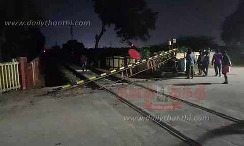 ரெயில்வே கேட்டில் ஆட்டோ மோதியதால் பரபரப்பு