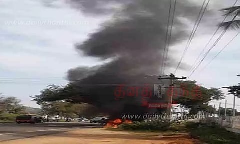ஸ்ரீவில்லிபுத்தூர் அருகே கார் தீப்பிடித்தது