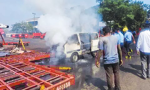 சென்னை விமான நிலையத்தில் உள்ள பணிமனையில் கார் தீப்பிடித்து எரிந்ததால் பரபரப்பு