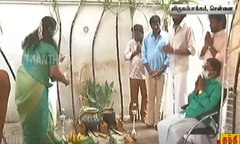 தே.மு.தி.க. தலைவர் விஜயகாந்த் குடும்பத்தினருடன் எளிமையான முறையில் பொங்கல் கொண்டாட்டம்