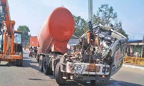 மறைமலைநகர் அருகே லாரிகள் மோதி விபத்து