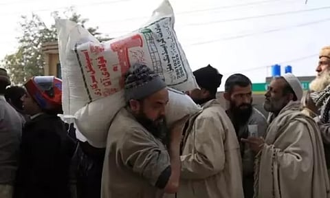 பாகிஸ்தானில் உணவு நெருக்கடி அதிகரிப்பு: கோதுமை லாரியின் பின்னால் ஓடும் மக்கள்..!