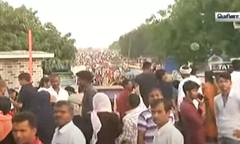 பொங்கல் விடுமுறையை முன்னிட்டு மெரினாவில் அலைமோதும் மக்கள் கூட்டம்