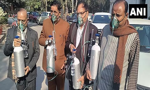 டெல்லி சட்டசபைக்கு ஆக்சிஜன் சிலிண்டர்கள், கியாஸ் முககவசங்களுடன் வந்த பா.ஜ.க. எம்.எல்.ஏ.க்கள்