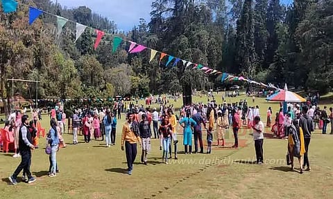 ஊட்டியில் குவிந்த சுற்றுலா பயணிகள்