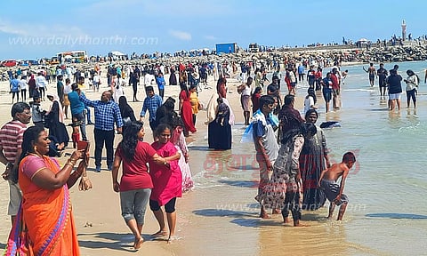 தனுஷ்கோடி அரிச்சல் முனை கடற்கரையில் குவிந்த சுற்றுலா பயணிகள்