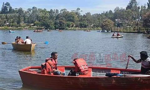 ஏற்காட்டில் சுற்றுலா பயணிகள் குவிந்தனர்படகு சவாரி செய்து உற்சாகம்