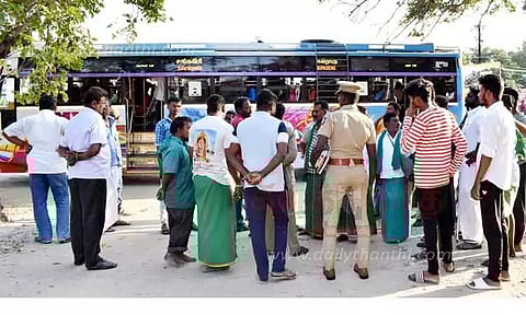 சங்ககிரியில்தனியார் பஸ்சை சிறைபிடித்த பொதுமக்கள்முருக பக்தர்களை இருக்கையில் அமர வைக்காததால் ஆத்திரம்