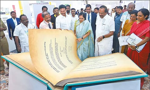 30 நாடுகளின் அரங்குகளுடன் சர்வதேச புத்தக கண்காட்சி: அமைச்சர் தொடங்கி வைத்தார்