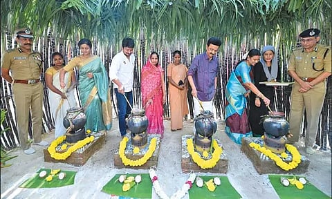 சென்னை கொண்டித்தோப்பு போலீஸ் குடியிருப்பில் பொங்கல் கொண்டாடிய முதல்-அமைச்சர்