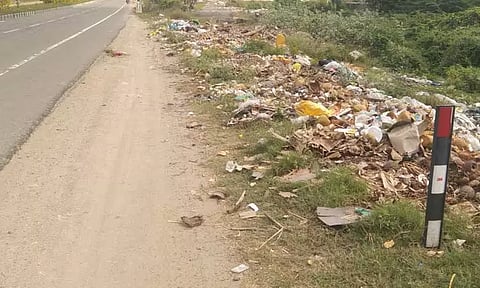 குப்பை சேகரிப்பு நிலையமாக மாறி வரும் தேசிய நெடுஞ்சாலை