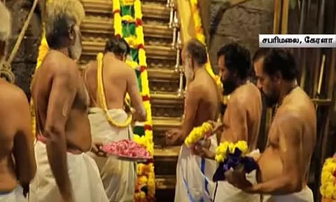 சபரிமலை அய்யப்பன் கோவிலில் படி பூஜை தொடக்கம் - திரளான பக்தர்கள் தரிசனம்
