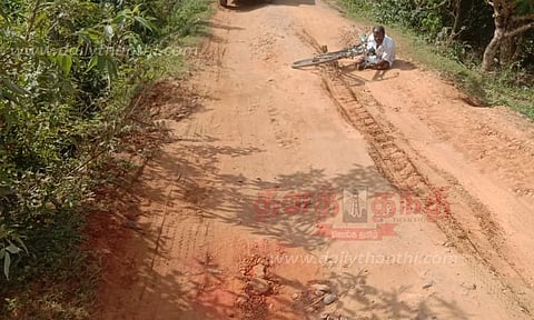 குண்டும், குழியுமான சாலையை சீரமைக்க வேண்டும்