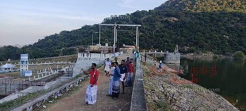 கோரையாற்றில் மக்கள் உற்சாக குளியல்