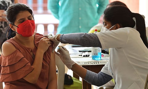 கொரோனா தடுப்பூசிகளால் பக்க விளைவுகள் உண்டு என ஒப்புக்கொள்ளப்பட்டதா? - மத்திய அரசு பதில்