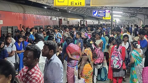 நெல்லை ரெயில், பஸ் நிலையங்களில் 2-வது நாளாக பயணிகள்கூட்டம் அலைமோதியது