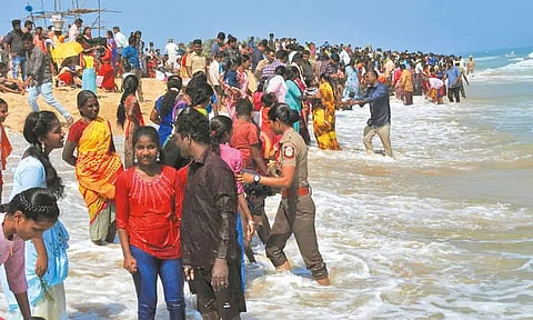 பழவேற்காடு கடற்கரையில் குவிந்த சுற்றுலா பயணிகள்