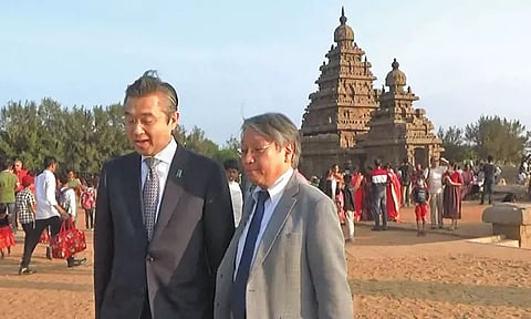 மாமல்லபுரத்தில் ஜப்பான் நாட்டு தூதர் புராதன சின்னங்களை ரசித்து பார்த்தார்