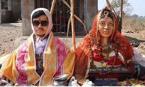 காதலர்கள் தற்கொலை: 6 மாதங்களுக்குப் பிறகு அவர்கள் சிலைக்கு திருமணம் செய்து வைத்த குடும்பத்தினர்