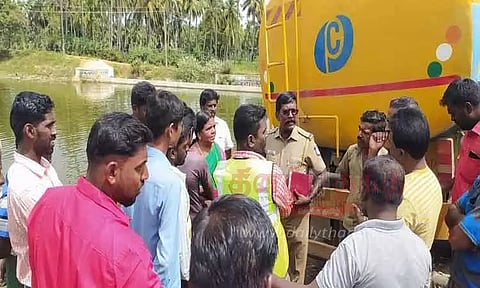 குளத்தில் தண்ணீர் எடுத்த லாரியை சிறை பிடித்த பொதுமக்கள்
