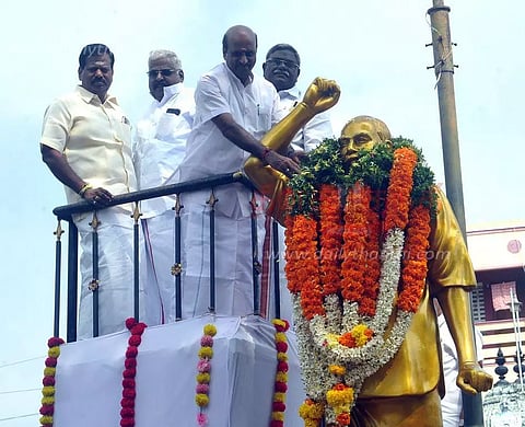 சிலைக்கு, அமைச்சர் மாலை அணிவித்து மரியாதை