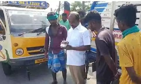 சரக்கு வேன்களில் காளைகளை ஏற்றி சென்றவர்களுக்கு அபராதம்