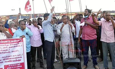 புதிய பஸ் நிலையத்தில் ஆக்கிரமிப்புகளை அகற்ற கோரிமார்க்சிஸ்ட் கம்யூனிஸ்டு கட்சியினர் ஆர்ப்பாட்டம்