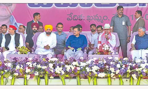 தெலுங்கானாவில் சந்திரசேகர் ராவ் கட்சியின் பிரமாண்ட பொதுக்கூட்டம்: 3 மாநில முதல்-மந்திரிகள் பங்கேற்பு