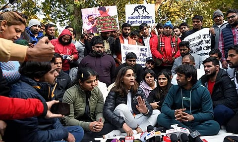 பாலியல் குற்றச்சாட்டு: 72 மணி நேரத்தில் பதிலளிக்க மல்யுத்த கூட்டமைப்புக்கு மத்திய அரசு உத்தரவு