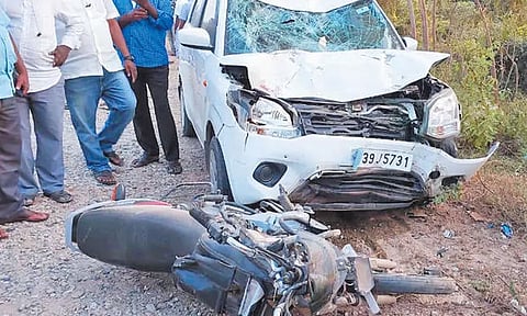 திருத்தணி அருகே கார்- மோட்டார் சைக்கிள் மோதல் - 3 பேர் படுகாயம்