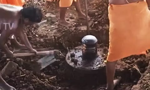 மண்ணில் புதைந்து கிடந்த சிவலிங்கம், நந்தி சிலைகளை தோண்டி எடுத்த மக்கள்...!