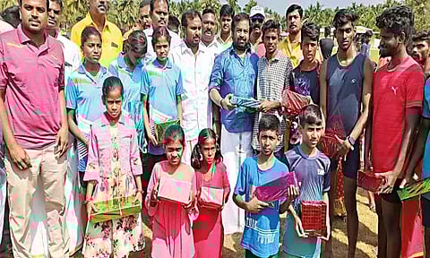 விளையாட்டு போட்டிகளில் வெற்றி பெற்றவர்களுக்கு பரிசு