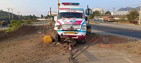 வெண்ணந்தூர் அருகேதடுப்பில் மோதி விபத்தில் சிக்கிய ஆம்புலன்ஸ்