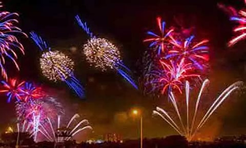 மரத்தின் அடியில் பட்டாசு தயாரிப்பு