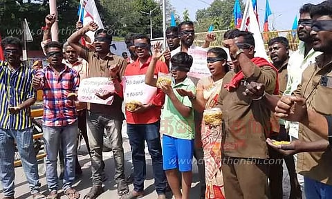 இந்திய ஜனநாயக வாலிபர் சங்கத்தினர் கண்ணில் கருப்பு துணி கட்டி ஆர்ப்பாட்டம்
