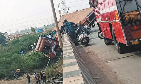 பக்கிங்காம் கால்வாய் மேம்பால தடுப்பு சுவரில் மோதி அந்தரத்தில் தொங்கிய லாரி