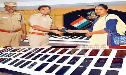 போலீசாரால் மீட்கப்பட்ட 50 செல்போன்கள் உரிமையாளர்களிடம் ஒப்படைப்பு