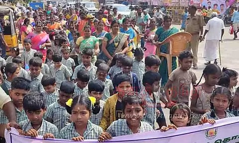 அரசு பள்ளிக்கு கல்விச் சீர் வழங்கிய பெற்றோர்கள்