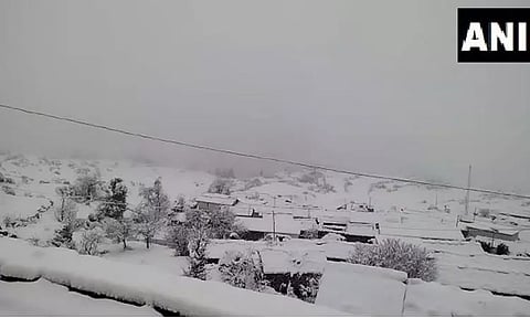 காஷ்மீர், உத்தரகாண்ட் மாநிலங்களில் கடும் பனிப்பொழிவால் இயல்பு வாழ்க்கை பாதிப்பு- போக்குவரத்து முடக்கம்