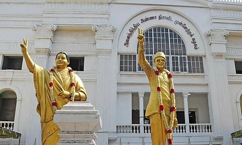 அதிமுக தலைமை அலுவலகத்தில் மூத்த நிர்வாகிகள் திடீர் ஆலோசனை...!