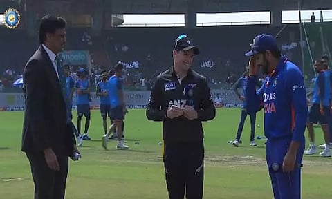 நியூசி.க்கு எதிரான 2வது ஒருநாள் போட்டி: டாஸ் வென்று பந்துவீச்சை தேர்வுசெய்த இந்தியா