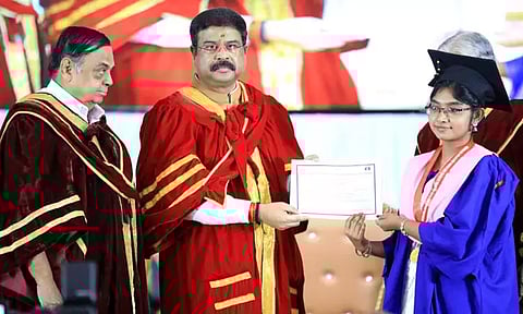 அடிப்படை கல்வியை தாய்மொழியில் கற்க வேண்டும் என்பதே தேசிய கல்விக் கொள்கையின் முக்கிய நோக்கம் - மத்திய மந்திரி தர்மேந்திர பிரதான்