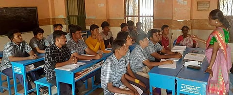 அரசு பள்ளி மாணவர்களுக்கு நீட் தேர்வு பயிற்சி