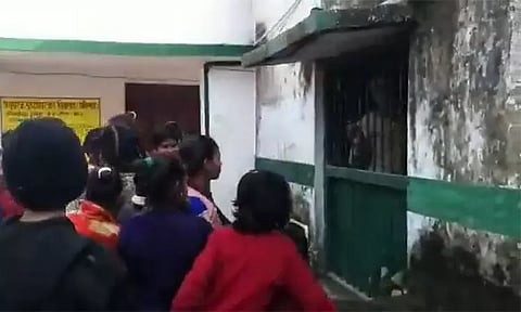 தலைமை ஆசிரியர், ஆசிரியர்களை வகுப்பறையில் வைத்து பூட்டிய மாணவர்கள் - காரணம் என்ன?