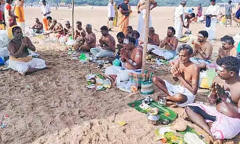தை அமாவாசையையொட்டி முன்னோர்களுக்கு பொதுமக்கள் தர்ப்பணம்