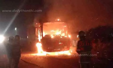 சரக்கு வேன் தீப்பற்றி எரிந்தது