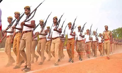 போலீசார் அணிவகுப்பு ஒத்திகை